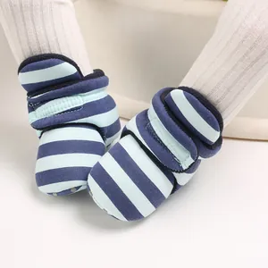 Detailansicht gestreifter, gefütterter Baby-Lauflernschuhe mit praktischem Klettverschluss.