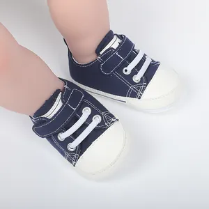 Détail de baskets en toile marine pour bébé avec semelle en caoutchouc