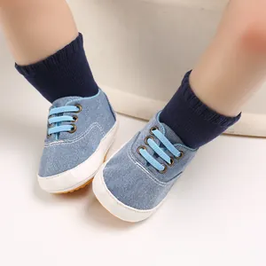 Gros plan sur des chaussures de marche pour bébé en denim bleu clair avec semelle souple