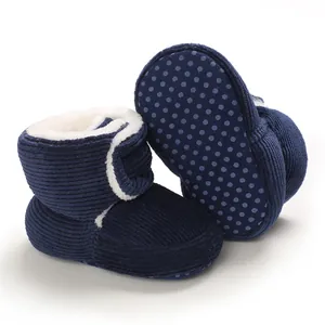 Vue détaillée de bottes bébé bleu marine avec doublure polaire et semelle antidérapante