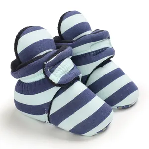 Detailansicht gestreifte Baby-Winterschuhe mit weichem Fleecefutter und Klettverschluss