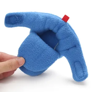 Primo piano dettagliato che mostra la morbida fodera in peluche dello stivaletto neonato blu
