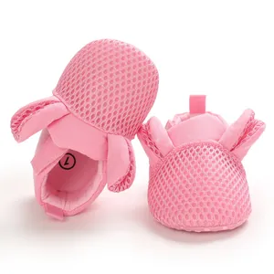 Dettaglio della maglia rosa traspirante e dell'interno morbido delle scarpe da neonato