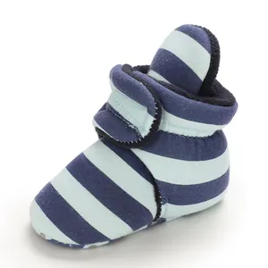 Nahaufnahme von blau gestreiften Winter-Babyschuhen mit weichem, warmem Fleecefutter