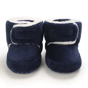 Vue détaillée des bottes de neige pour bébé en velours côtelé bleu marine fourrées