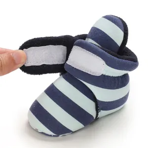 Nahaufnahme eines weichen Babyschuhs mit Klettverschluss und warmem schwarzem Fleece-Futter