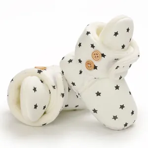 Botas de nieve para bebé con forro de felpa cálido y estampado de estrellas negras.