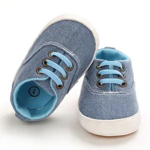 Chaussures de marche pour bébé en denim bleu avec semelles en caoutchouc souple