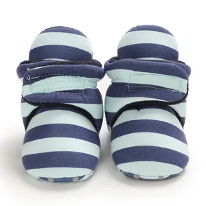 Vorderansicht blauer gestreifter Babystiefel mit weichem Fleecefutter und Klettverschluss.