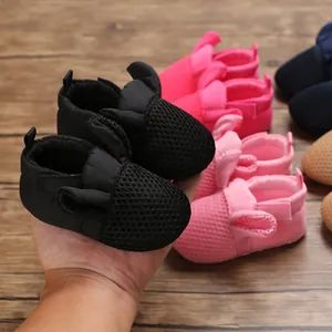 Primo piano di scarpine per neonati traspiranti in rete con orecchie di coniglio