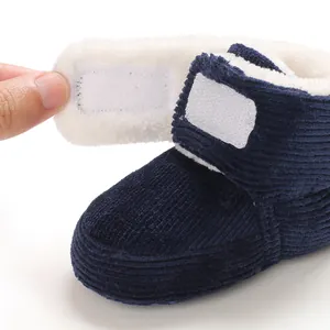 Vue détaillée de bottines de neige pour bébé avec velcro et doublure polaire douce