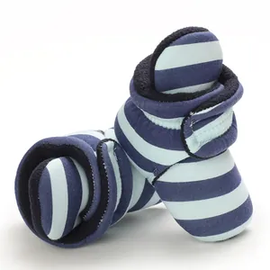 Detailansicht warmer gestreifter Baby-Winterstiefel mit weichem Fleecefutter und Klettverschluss