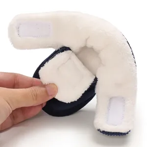 Vue détaillée de la botte pour bébé montrant la doublure polaire et le velcro