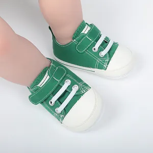 Détail de chaussures en toile vertes pour bébés de 0 à 1 an avec semelles en caoutchouc