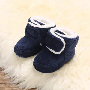 Vue détaillée de la doublure en peluche blanche et du velours côtelé marine des bottes bébé