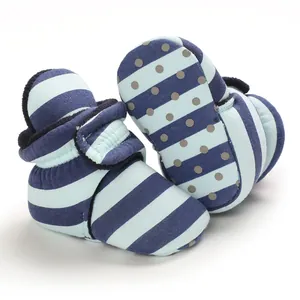 Detailaufnahme blau gestreifter Baby-Hausschuhe mit weichem Fleecefutter und rutschfester Sohle
