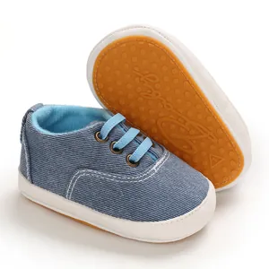 Gros plan d'une chaussure bébé en denim bleu avec semelle en caoutchouc antidérapante