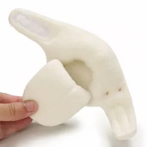 Primer plano de bota de bebé en forro polar blanco con cierre de velcro.