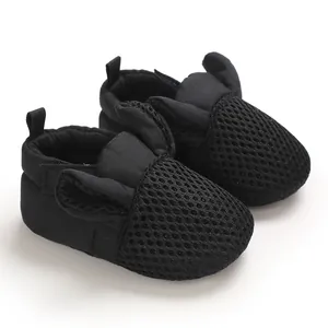 Vista dettagliata delle scarpine da bambino in rete nera con un simpatico design a orecchie