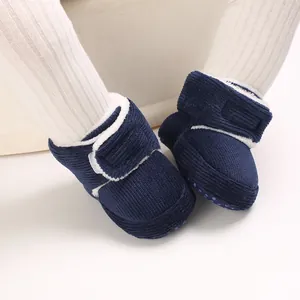 Vue détaillée de bottines bébé en velours côtelé bleu marine avec doublure polaire