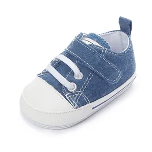 Vue détaillée d'une chaussure en toile denim bleue pour bébé avec semelle en caoutchouc