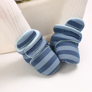 Detailansicht weicher blau gestreifter Baby-Winterschuhe mit verstellbarem Klettverschluss