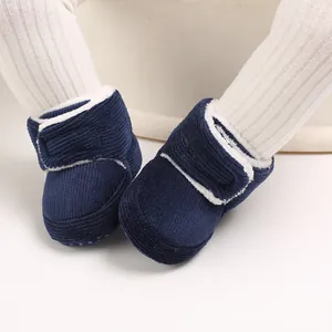 Vue détaillée de bottines de neige pour bébé en velours bleu marine avec polaire.