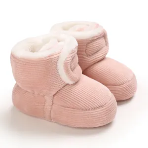 Vue détaillée de la doublure en peluche et du velours rose des bottes d'hiver pour bébé