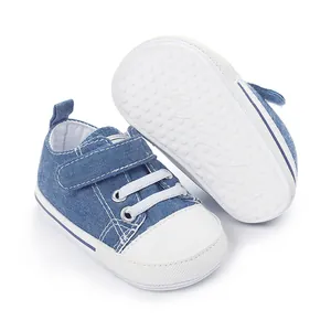 Détail de chaussures en toile pour bébé stylées avec semelles souples antidérapantes