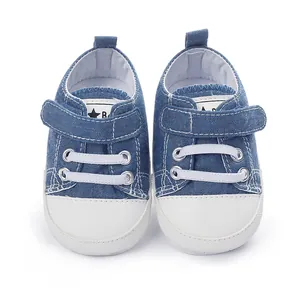 Détail de vue de face de chaussures en toile de denim bleu pour bébé