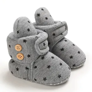 Botas de nieve grises para bebé con patrones de estrellas negras y botones de madera