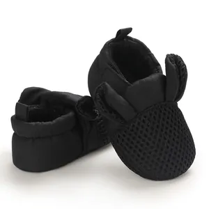 Dettaglio scarpe da primi passi per neonati in mesh nero traspirante con orecchie