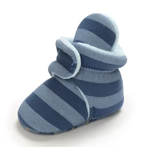 Detailaufnahme der blau gestreiften Baby-Winterstiefel mit weichem Fleecefutter