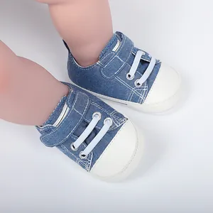 Gros plan sur les baskets en jean pour bébé avec bande velcro et embout en caoutchouc