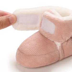 Gros plan d'une botte de neige rose pour bébé montrant le scratch et la doublure
