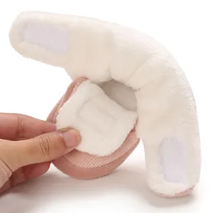 Vue détaillée de la doublure en polaire blanche et du velours rose dans les bottes de bébé