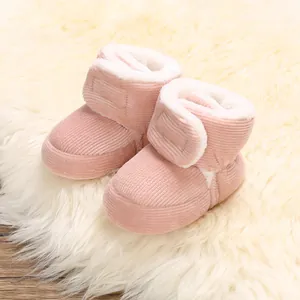 Bottes bébé en velours côtelé rose avec doublure polaire blanche et détails velcro