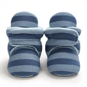Nahaufnahme blauer gestreifter Babystiefel mit weichem Fleecefutter für warme Winterfüße