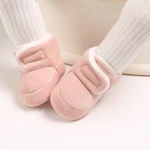 Vue détaillée des bottines bébé en velours côtelé rose avec doublure chaude en fausse fourrure.