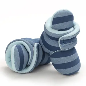 Detailansicht der blau gestreiften weichen Babyschuhe mit verstellbarem Klettverschluss