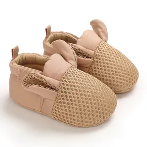 Dettaglio di scarpine per neonati in rete kaki con graziose orecchie da coniglio