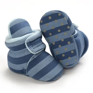 Detailansicht warmer blau gestreifter Babystiefel mit weichem Fleecefutter und rutschfester Sohle