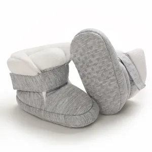 Detail van grijze babyboots met zachte fleecevoering en antislipzool met noppen.