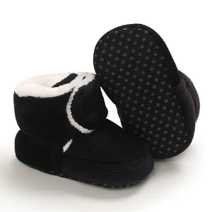 Vue détaillée de bottes d'hiver pour bébé en velours noir avec doublure polaire