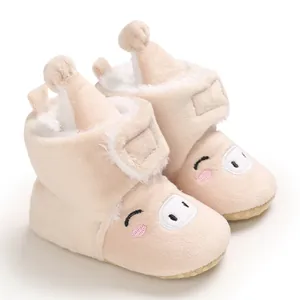 Vue détaillée de bottes de neige souples pour bébé avec broderie de cochon mignon