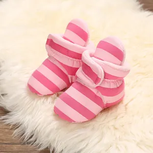 Gemütliche rosa gestreifte Babyschuhe mit weicher Sohle und warmem Fleecefutter