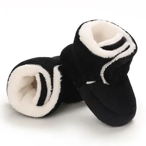 Gros plan de bottes de neige pour bébé en velours noir avec doublure polaire.