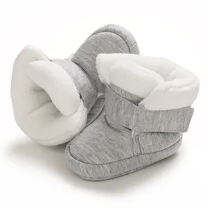 Zachte grijze baby winterschoenen met warme witte pluche voering en klittenband voor 0-1 jaar