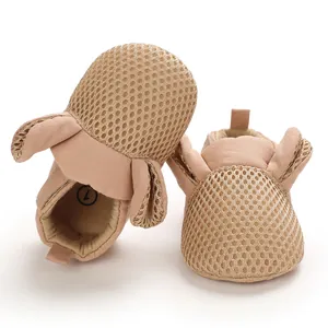 Vista dettagliata delle scarpe da bambino in mesh traspirante con design a orecchie di coniglio