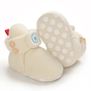 Dettaglio stivaletti da neve neonato color crema con suola morbida antiscivolo